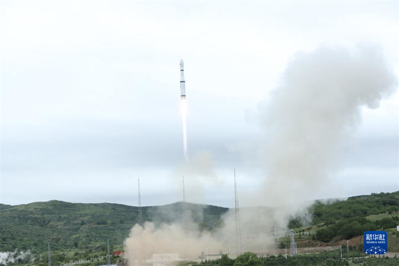 China lança 16 novos satélites