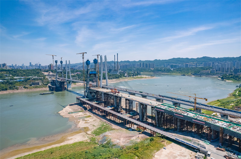 Chongqing: construção da ponte de Lijiatuo sobre rio Yangtzé está em andamento