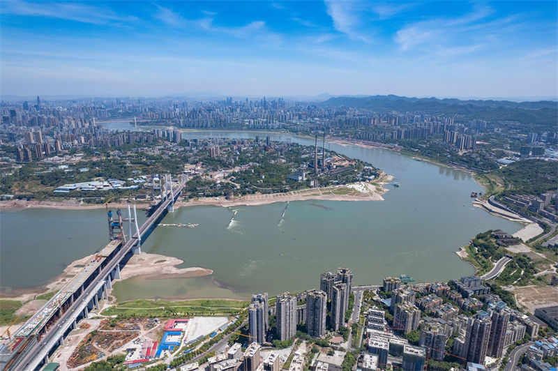 Chongqing: construção da ponte de Lijiatuo sobre rio Yangtzé está em andamento