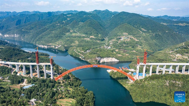 China: maior ponte em arco com tubo de aço cheio de concreto no mundo conclui fechamento