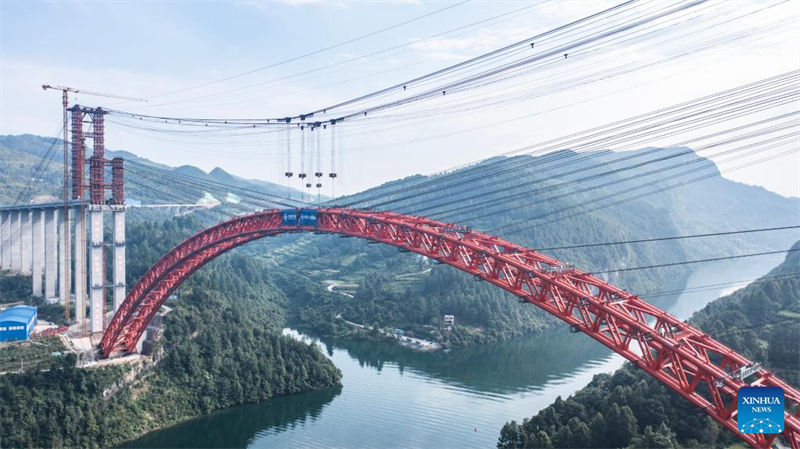 China: maior ponte em arco com tubo de aço cheio de concreto no mundo conclui fechamento