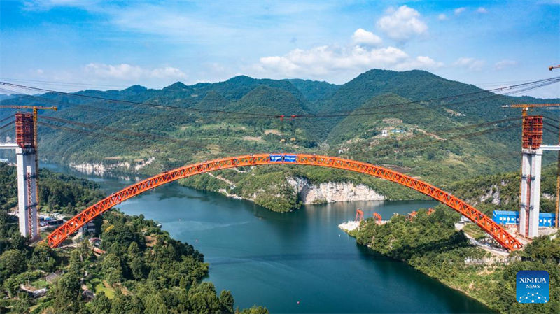 China: maior ponte em arco com tubo de aço cheio de concreto no mundo conclui fechamento