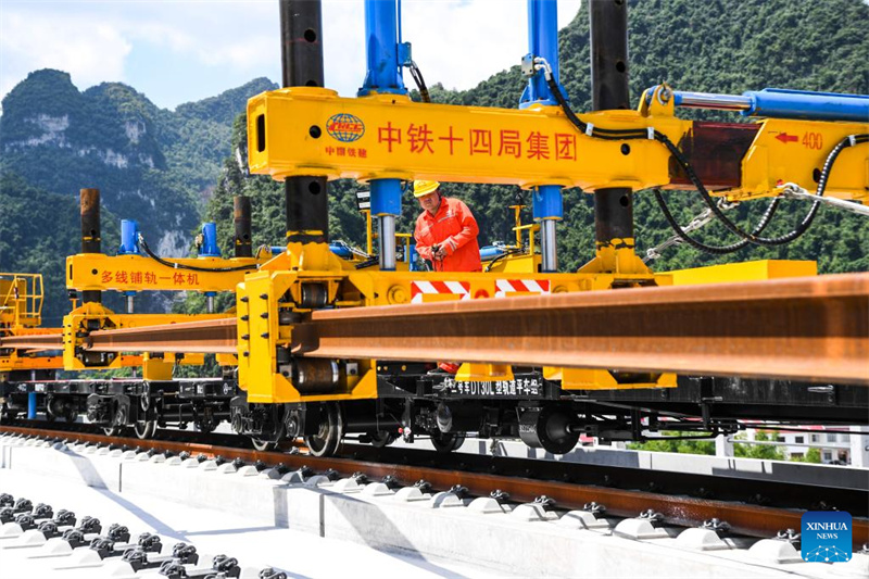 Guangxi inicia colocação de trilho da ferrovia de alta velocidade Guiyang-Nanning