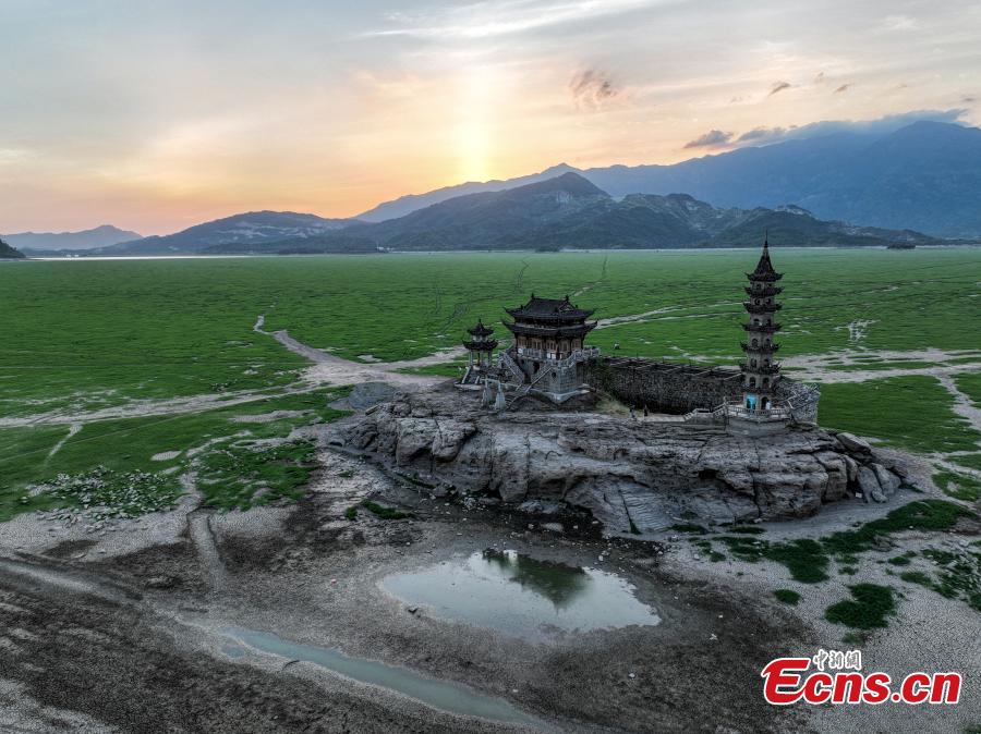 Ilha Luoxingdun emerge do lago Poyang devido à seca