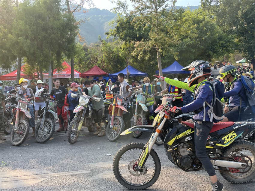 Motociclistas ajudam em combate a incêndio florestal em Chongqing