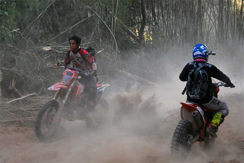 Motociclistas ajudam em combate a incêndio florestal em Chongqing