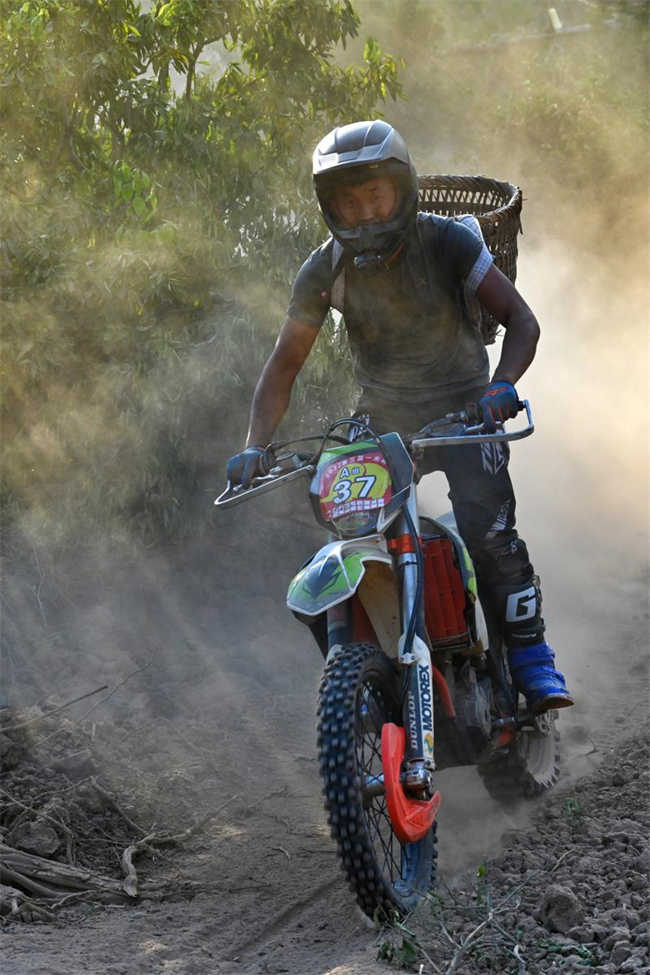 Motociclistas ajudam em combate a incêndio florestal em Chongqing