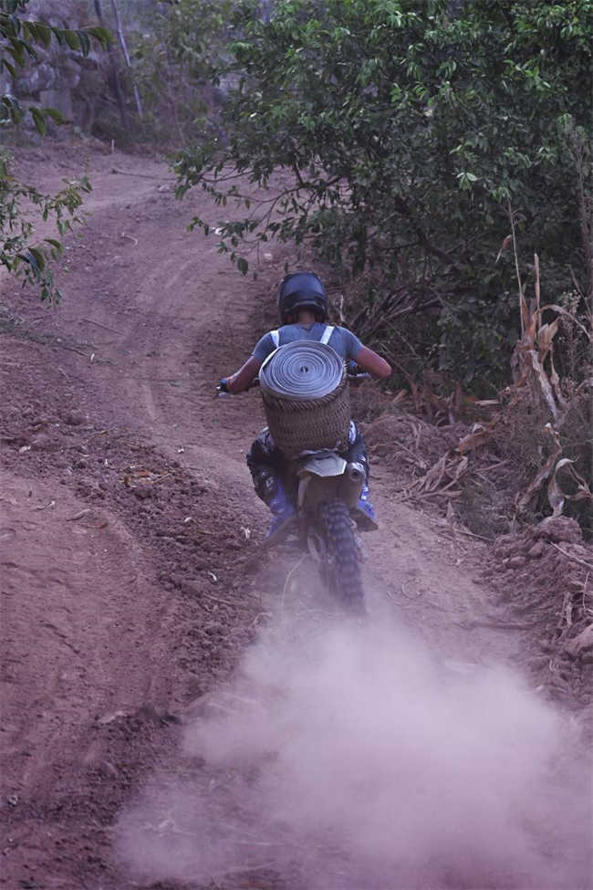 Motociclistas ajudam em combate a incêndio florestal em Chongqing