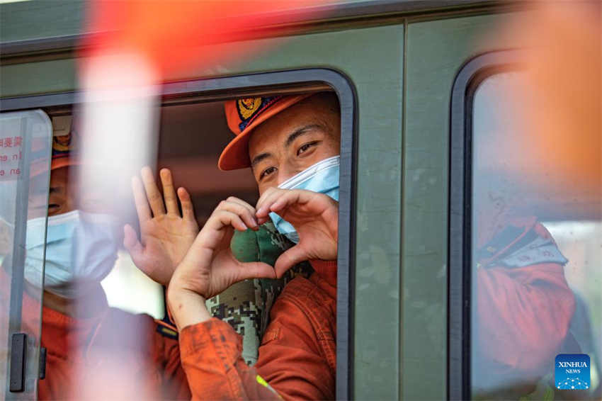 Residentes de Chongqing se despedem dos bombeiros que apagaram incêndio florestal