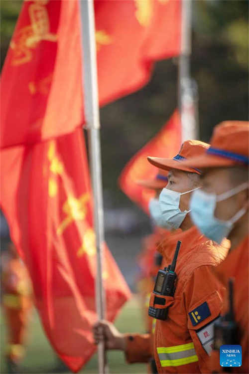 Residentes de Chongqing se despedem dos bombeiros que apagaram incêndio florestal