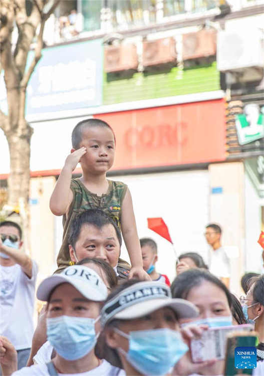 Residentes de Chongqing se despedem dos bombeiros que apagaram incêndio florestal