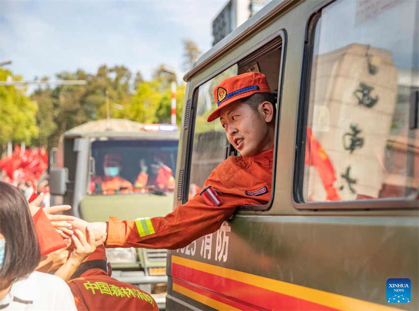 Residentes de Chongqing se despedem dos bombeiros que apagaram incêndio florestal