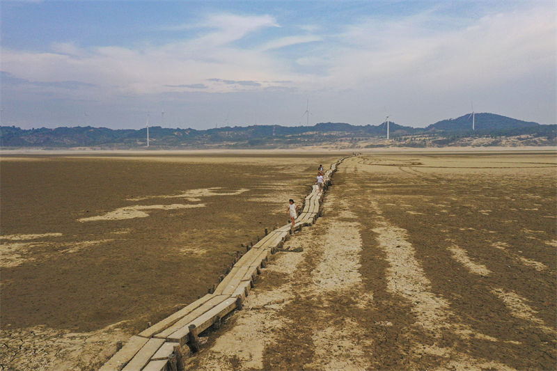 Jiangxi: seca do lago Poyang põe a descoberto ponte de 2.930 metros na dinastia Ming