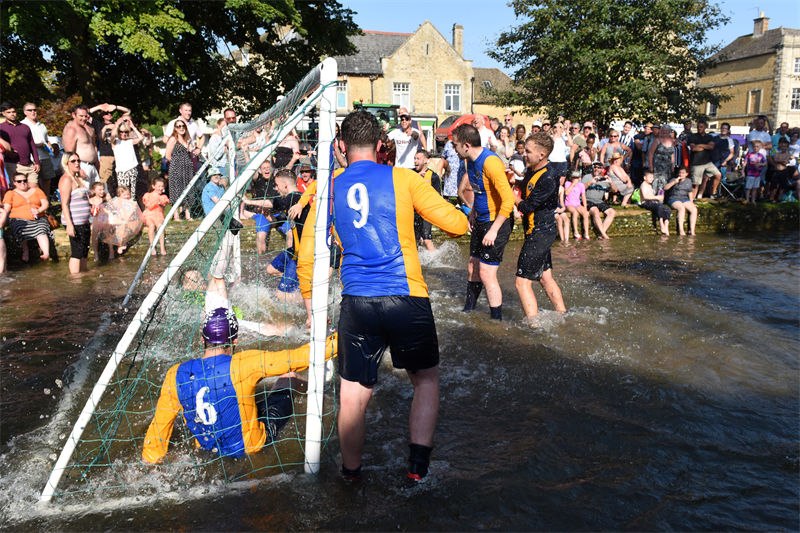 Inglaterra realiza jogo de futebol aquático