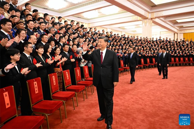 Xi Jinping se reúne com funcionários públicos modelo