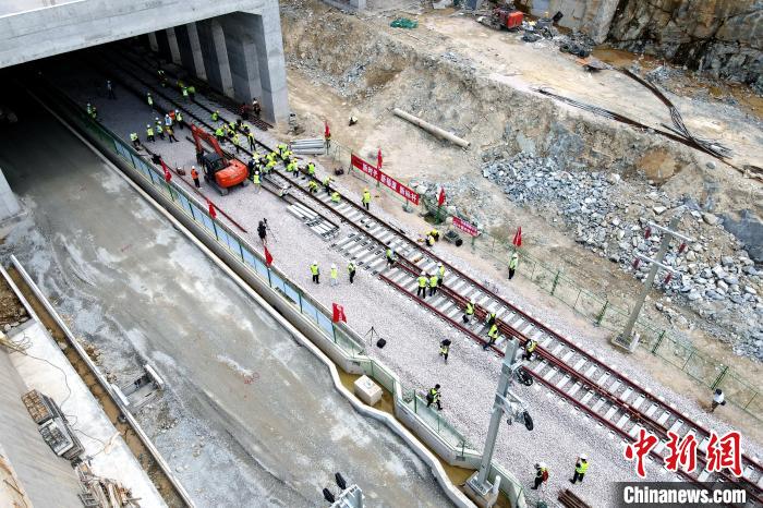 China: concluída primeira linha ferroviária de alta velocidade sobre o mar