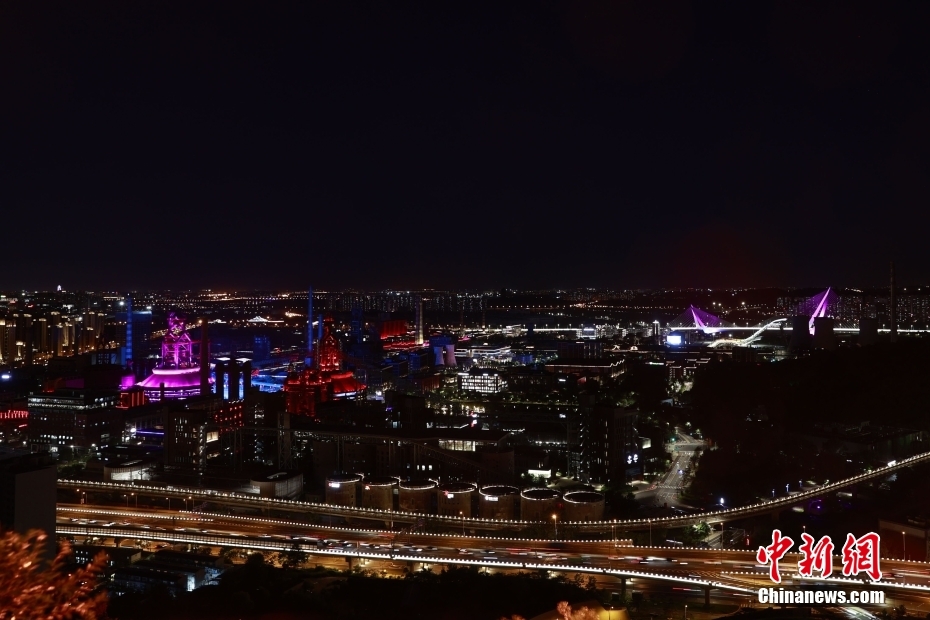 China: símbolo da Feira Internacional de Comércio de Serviços da China é iluminado na Torre Olímpica de Beijing