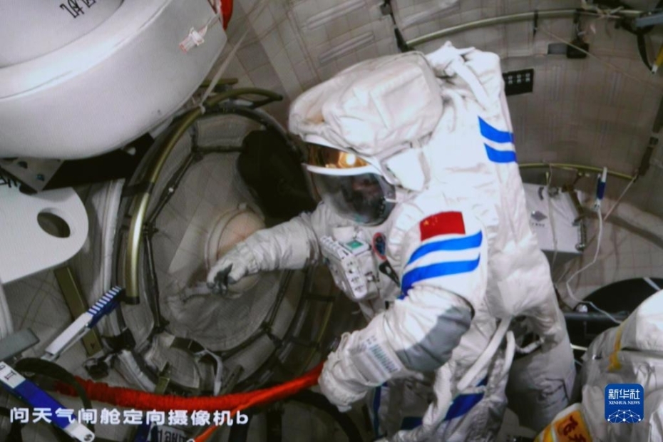 Dois astronautas chineses da Shenzhou-14 realizam primeiras atividades extraveiculares