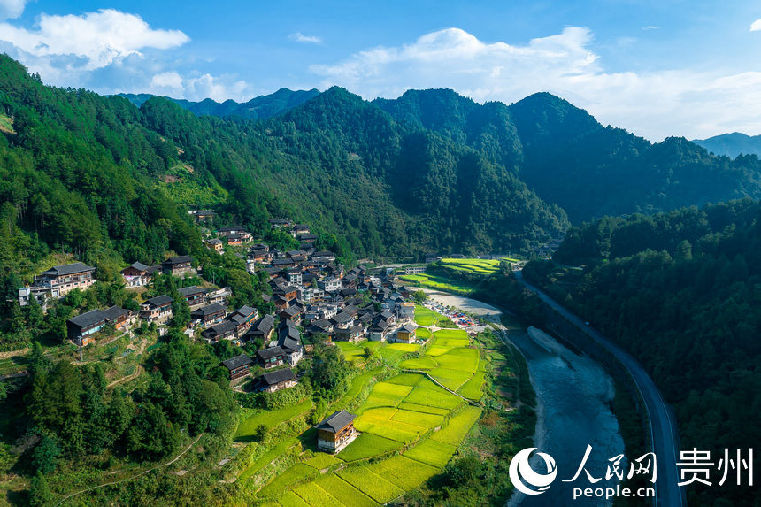 Guizhou: vila Jidao da etnia Miao apresenta beleza das vilas tradicionais chinesas