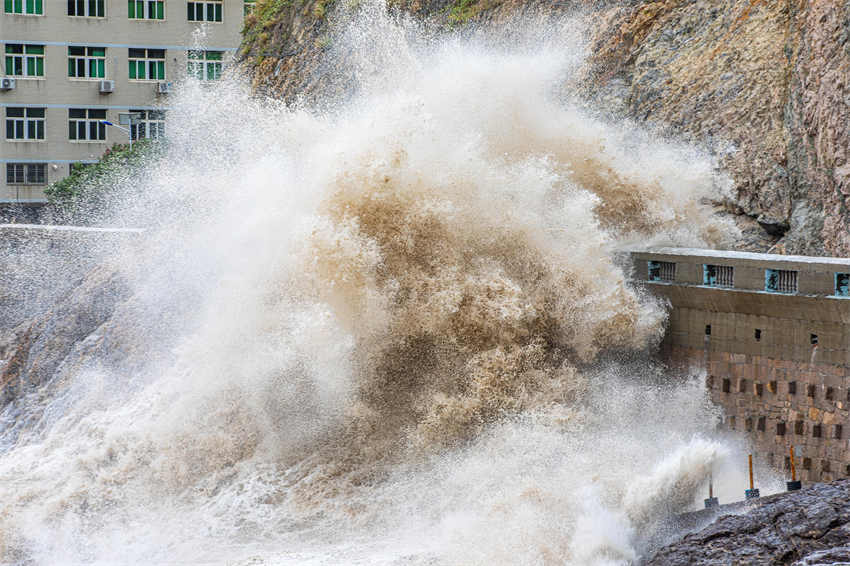 Zhejiang: tufão “Hinnamnor” aproxima-se e provoca ondas ao longo da costa