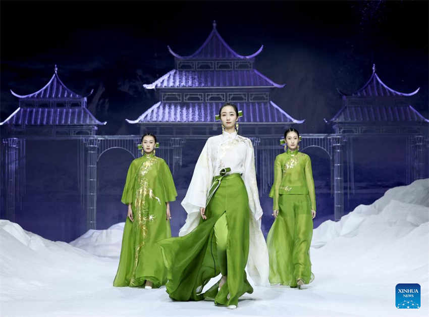 Galeria: Beijing inicia a Semana de Moda da China de S/S 2023