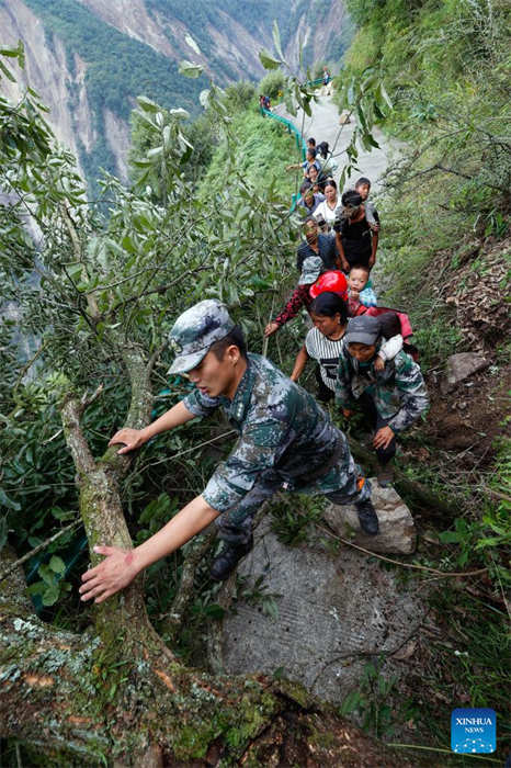 Esforços de resgate seguem em andamento em Sichuan