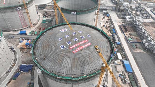 Leste da China constrói três enormes tanques de gás natural liquefeito