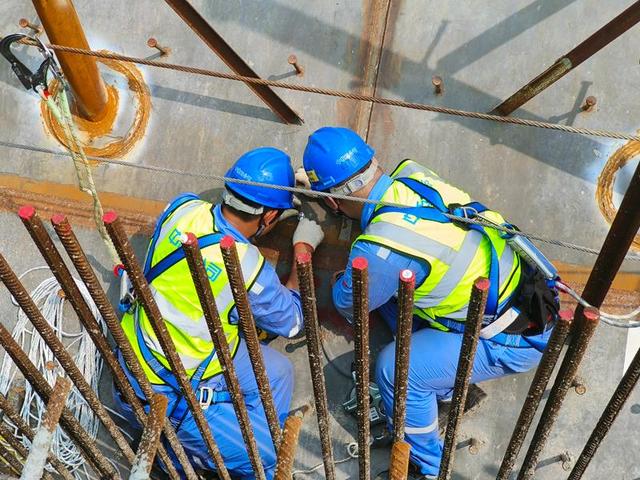 Leste da China constrói três enormes tanques de gás natural liquefeito