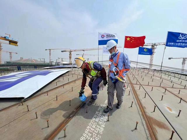 Leste da China constrói três enormes tanques de gás natural liquefeito
