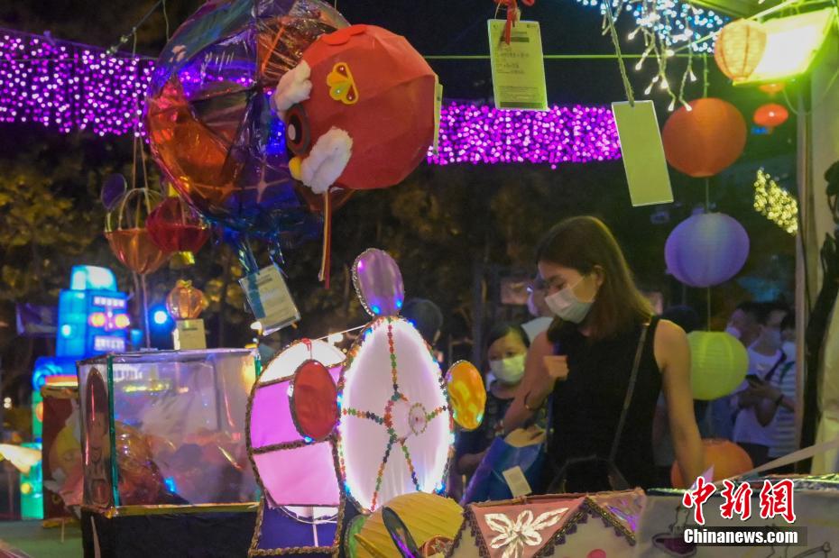 Hong Kong: Show de lanternas do Festival do Meio Outono é realizado no Parque Victoria 