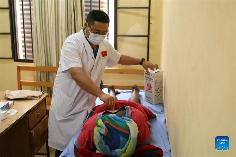 Programa de divulgação gratuita da equipe médica chinesa oferece alívio aos ruandeses