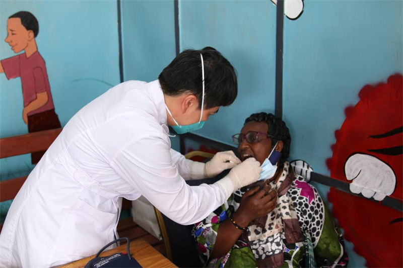 Programa de divulgação gratuita da equipe médica chinesa oferece alívio aos ruandeses