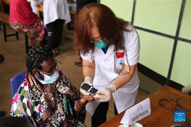 Programa de divulgação gratuita da equipe médica chinesa oferece alívio aos ruandeses