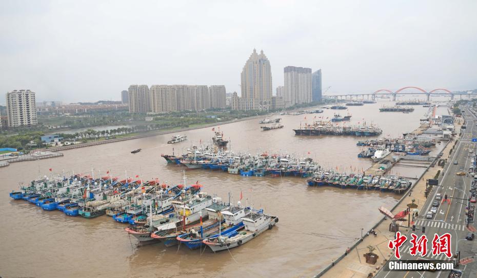 Zhejiang: barcos de pesca retornam ao porto por causa do tufão 