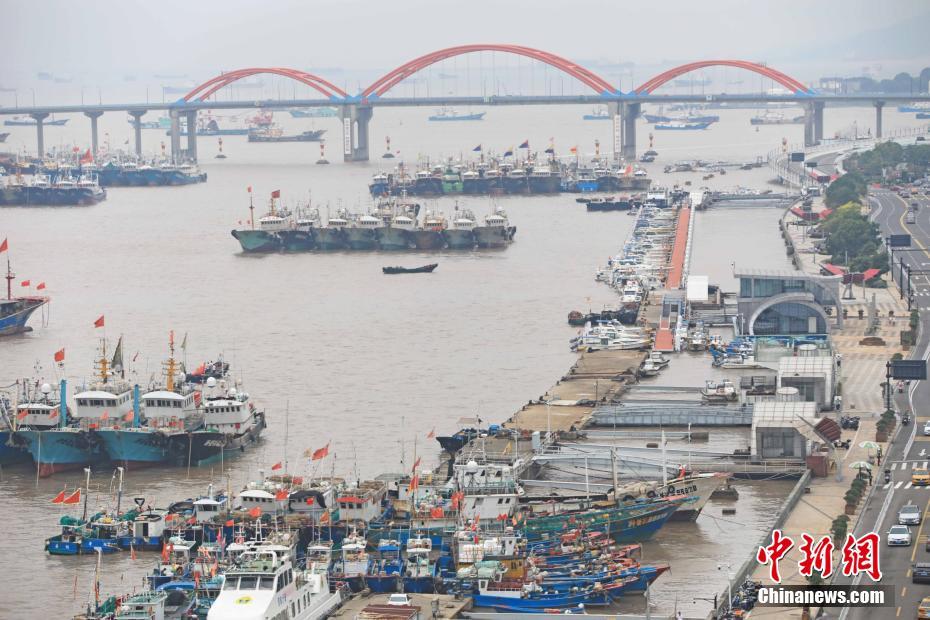 Zhejiang: barcos de pesca retornam ao porto por causa do tufão 