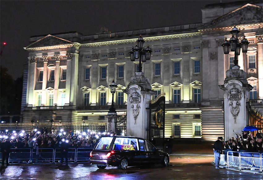 Caixão da rainha Elizabeth II chega ao Palácio de Buckingham