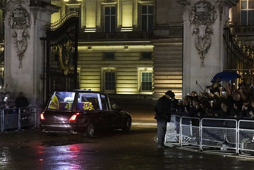 Caixão da rainha Elizabeth II chega ao Palácio de Buckingham