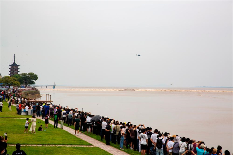 Marés gigantes atraem público ao rio Qiantang