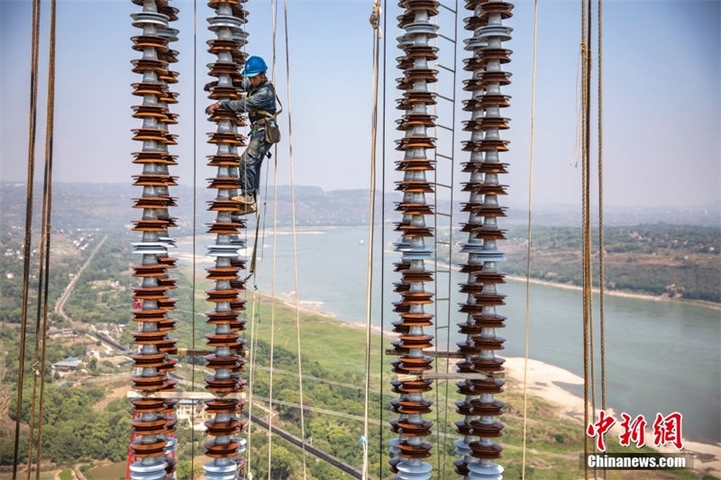 Seção de Chongqing de transmissão de energia Baihetan-Zhejiang completa travessia do rio Yangtze