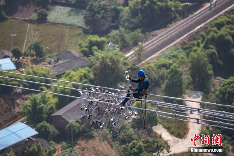Seção de Chongqing de transmissão de energia Baihetan-Zhejiang completa travessia do rio Yangtze