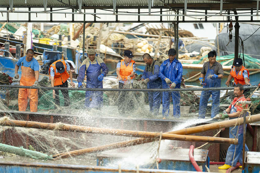 China emite alerta vermelho para tufão Muifa que deve atingir a terra duas vezes