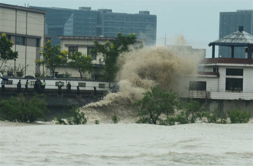 China emite alerta vermelho para tufão Muifa que deve atingir a terra duas vezes