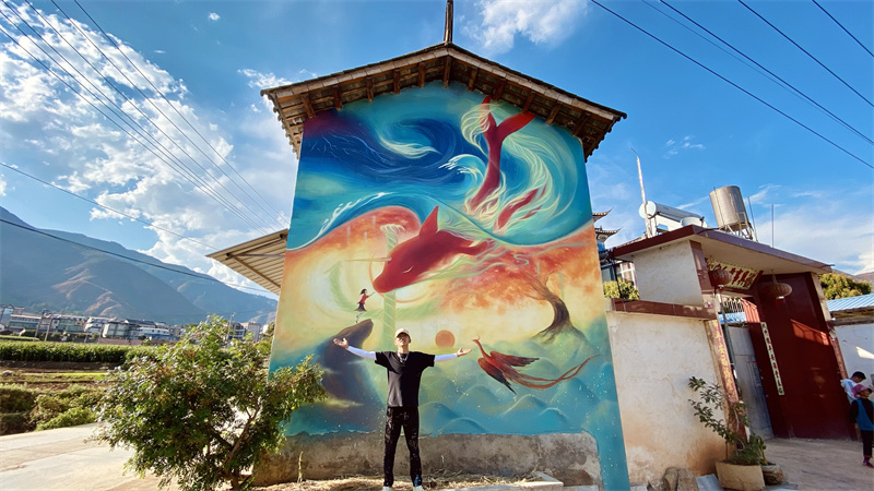 Muralista decora paredes de vilarejos com pinturas vívidas em Yunnan, sudoeste da China