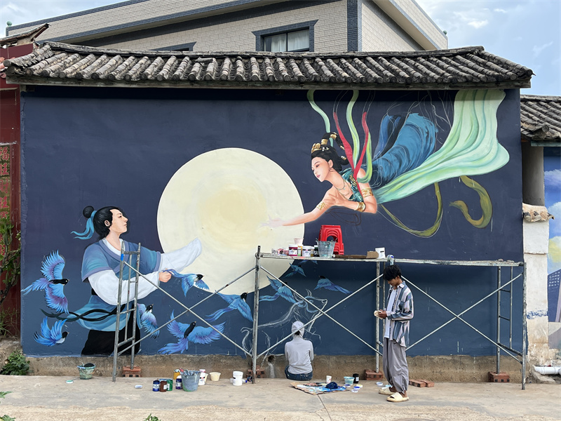 Muralista decora paredes de vilarejos com pinturas vívidas em Yunnan, sudoeste da China