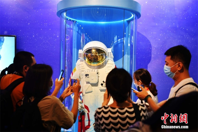 China: cápsula de retorno de Shenzhou-13 é exibido ao público pela primeira vez