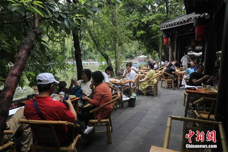 Chengdu retoma vida normal após o controle do novo surto de Covid-19