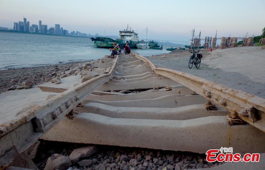 Wuhan: trilhos da ferrovia abandonada são expostos devido à queda do nível das águas do rio Yangtze