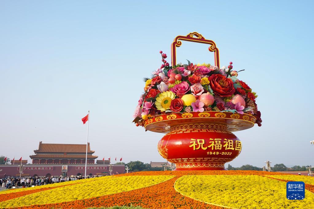 Galeria: Cesta gigante de flores decora Praça de Tiananmen