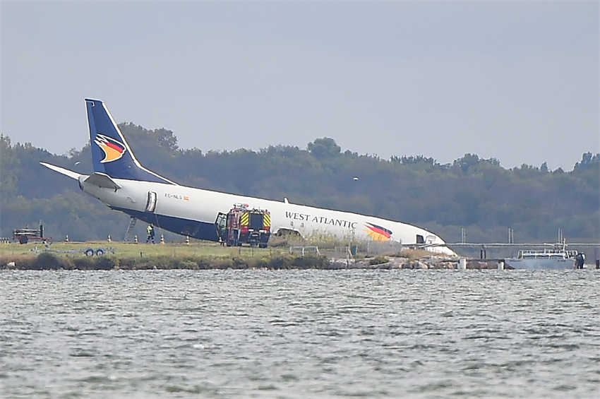França: avião de carga sai da pista e sua nariz  mergulha no lago