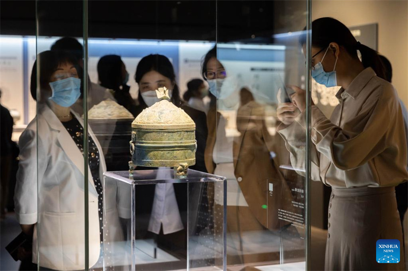 Relíquias culturais chinesas recuperadas do exterior em exposição em Shanghai